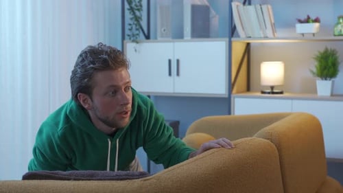 Homem com agorafobia tem medo em casa.