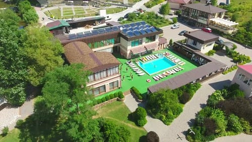 Moderne Entspannung im Resorthotel. Luftbild des Sommerferienpools.