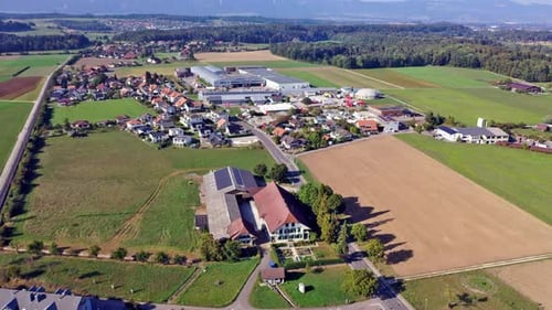 Voo de Drone sobre a rara indústria de Bätterkinden na porta de entrada para Emmental