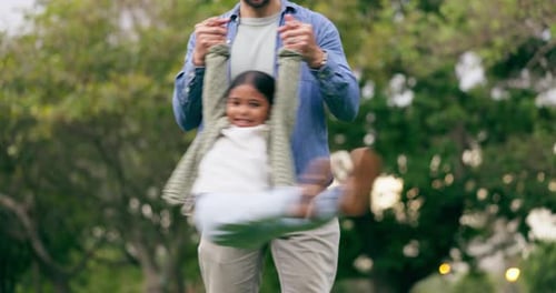 Familie, Park und Vater spinnen Kind für Bindung, Beziehung und gemeinsames Spielen im Freien