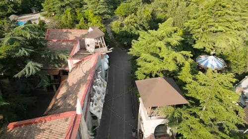 Sobrevolando el parque Mtatsminda en Tiflis