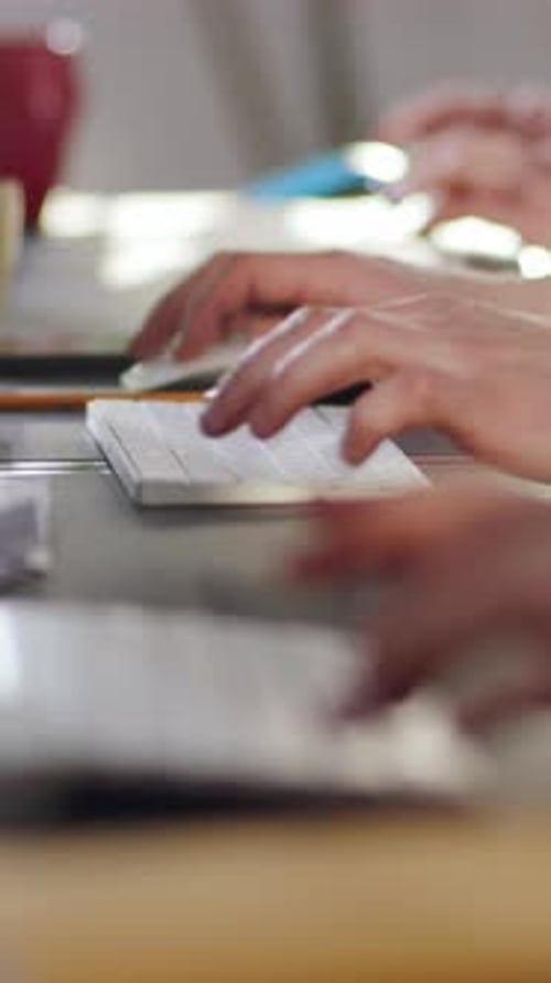 Eine fokussierte Arbeitsumgebung, perfekt für kreative Aufgaben mit Tastatur und einer Tasse Kaffee