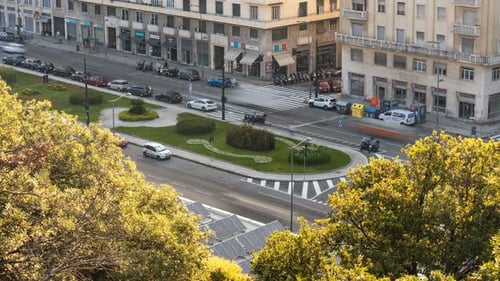 Schneller Verkehr in der italienischen Innenstadt — Hyperlaps von Autos und Straßen bei Sonnenuntergang