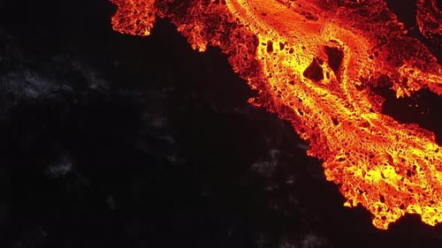 Luftbild von Lava, die ausbricht und aus einem Berg fließt, Island