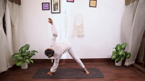Vidéo d'une femme exécutant Parivrtta Trikonasana (pose triangulaire tournée)