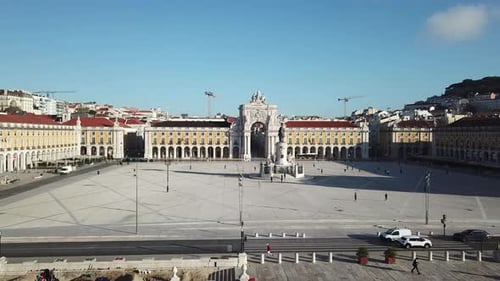 Lisbonne, Place Commerciale, Drone filmé par drone depuis le Tage, les colonnes de la jetée traversant Kin
