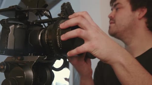 Videofilmer wechselt die Objektive