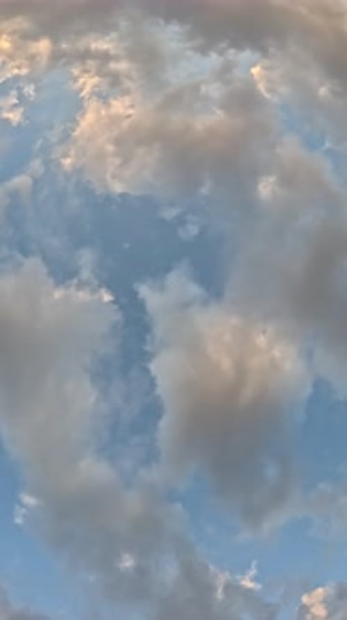 Timelapse : cumulus moelleux se déplaçant dans un ciel lumineux au coucher du soleil, nature aérienne abstraite, océan d'été