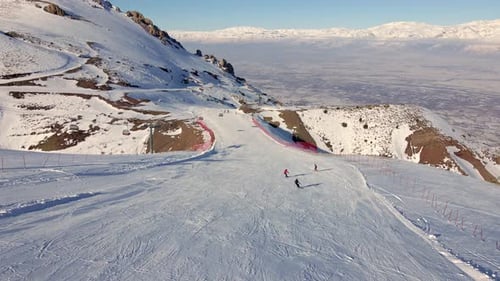 Zumbido aéreo del centro de esquí de Ergan Mountain