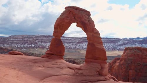 Imagen panorámica de Delicate Arche en la cima de las montañas en el parque nacional Arches mientras vuela un pájaro (Infr.