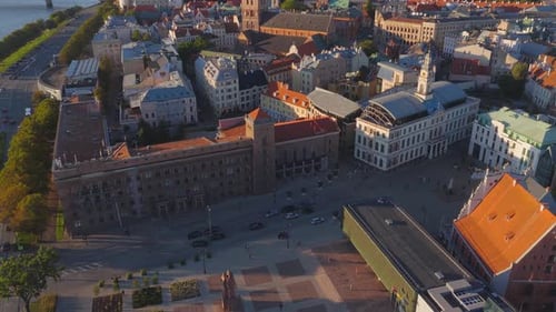 Vista aérea de la catedral del casco antiguo de Riga y el río Daugava