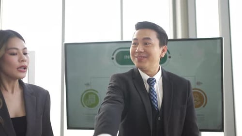 Trabalhadores de colarinho branco estão se reunindo no escritório.