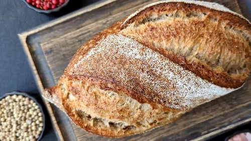 Ein Laib hausgemachtes Vollkorn-Roggenbrot für den Esstisch. Ein Laib Roggenbrot