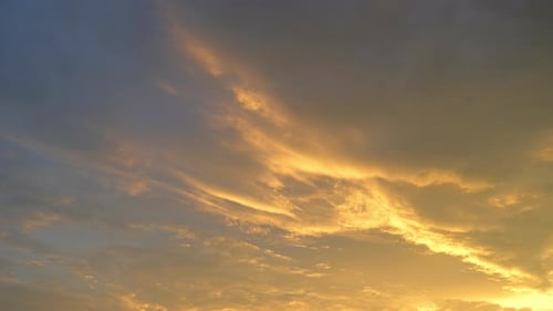 Sonnenuntergangshimmel mit Wolken im Zeitraffervideo