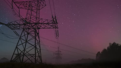 La aurora boreal se intensifica sobre las líneas eléctricas