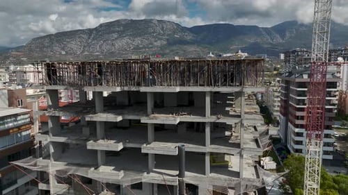 Vídeo aéreo de una torre de gran altura en fase de construcción