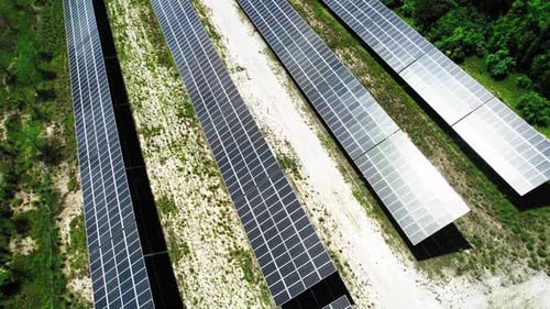 Luftaufnahmen einer großen Solaranlage.