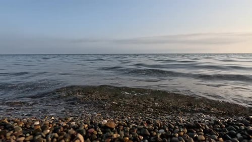 Sea Beach Horizon Meereswellen mit weichem, schaumigem Wasser beim Waschen mehrfarbiger Kieselsteine am Strand