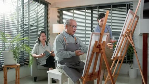 Eine Gruppe asiatischer Senioren malt gerne im Gesundheitszentrum für ältere Menschen