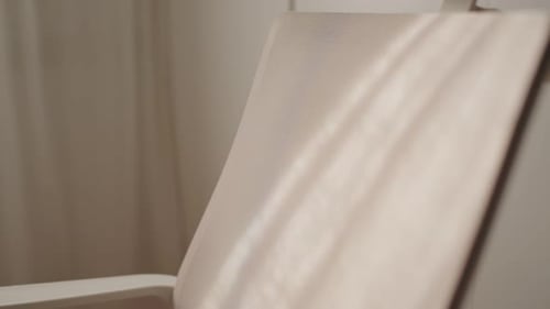 Respaldo de silla de oficina blanco Elevated Elegance de primera calidad con una hermosa luz
