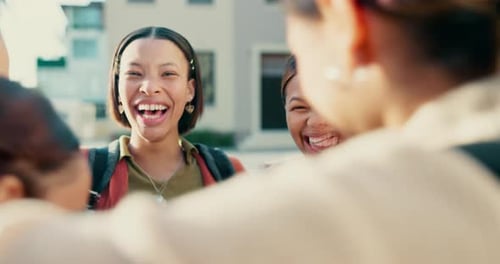 Amigas adolescentes, ria e circule com piadas cômicas, histórias ou fofocas nas férias do campus do ensino médio