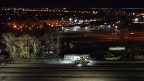 Paisagem urbana à noite, à noite, acidente de trem nos trilhos, vagões caídos na grama, descarrilaram, colisão