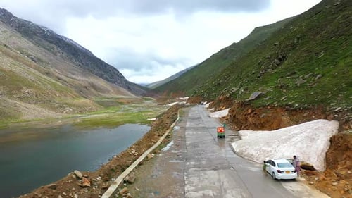 Prise de vue par Drone d'un tuk-tuk sur le col de Babusar au Pakistan, dans la vallée de Kaghan