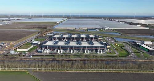 Centro de datos en Holanda Septentrional que muestra infraestructura de TI, tecnología de Internet, inteligencia artificial, espacio de servidores y