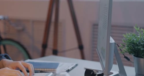 Nahaufnahme männlicher Hände, die mit Computertastatur tippen, die mit moderner Software im Büro am Schreibtisch arbeiten