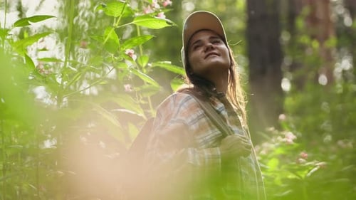 Junge kaukasische Frau mit Rucksack reist im Wald Das Mädchen fühlt sich frisch Wunderbar