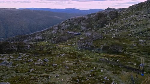 Mirador y elevadores con pomos vacíos en Thredbo, en Snowy Mountains, durante la estación seca de verano, Nueva Gales del Sur