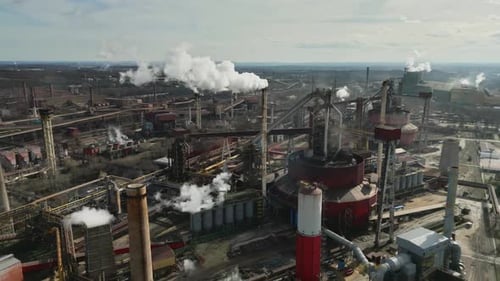 Usine sidérurgique émettant de la fumée — Concept de pollution atmosphérique