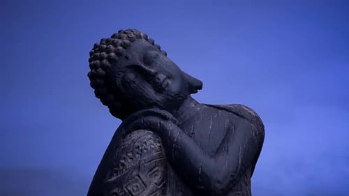 Statue de Bouddha fascinante lors d'une soirée calme