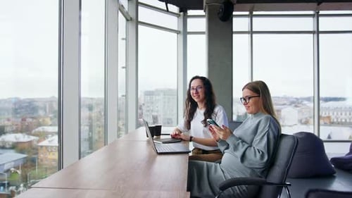 Employés de bureau positifs utilisant des gadgets modernes au travail.