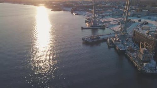 Seefrachthafen an einem sonnigen Wintertag