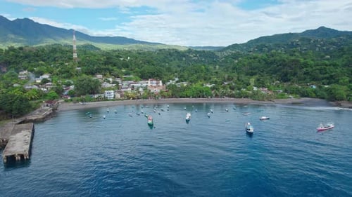 Luftaufnahme des Küstenfischerdorfs mit Pier und Booten in Turquoise Bay
