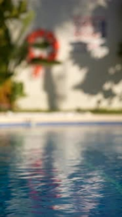 Genießen Sie den verschwommenen Blick auf den Pool unter der Sommersonne in diesem tropischen Paradies