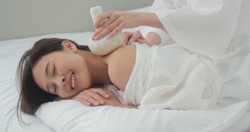 Jolie jeune femme blonde se faisant masser dans le centre de bien-être