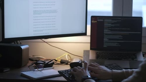 Travailler à partir de l'espace numérique : bureau d'un programmeur