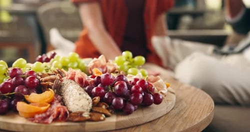 Planche de charcuterie, maison et couple avec amour, nourriture et liens pour un anniversaire
