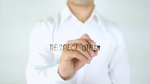 Respectez les autres, un homme qui écrit sur du verre
