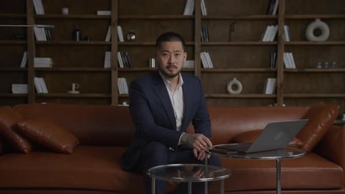 Portrait d'un homme d'affaires prospère au bureau