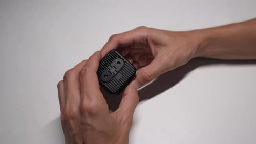 Vista superior de perto Foto recortada de um homem irreconhecível segurando uma nova câmera de ação durante