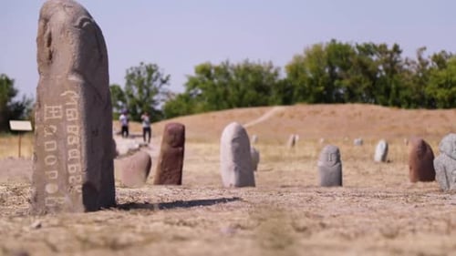 Anciennes pierres tombales appelées balbals près de la tour de Bunara au Kirghizistan