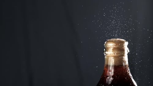 Eine offene Flasche Cola, gefilmt mit einer Hochgeschwindigkeitskamera mit 1000 Bildern pro Sekunde