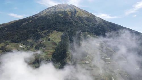 Belle vue aérienne ensoleillée du mont Sumbing, dans le centre de Java, en Indonésie.