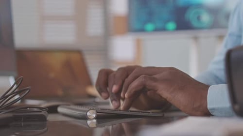 Hände des Videospielentwicklers, der auf der Tastatur tippt
