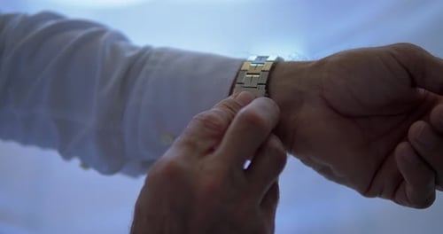 Bräutigam zieht Kleid-Uhr an, Zeitlupe, Businessanzug, Hochzeit