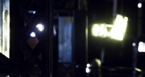 Stadterkundung in einem verlassenen Gebäude bei Nacht mit leuchtenden Schildern