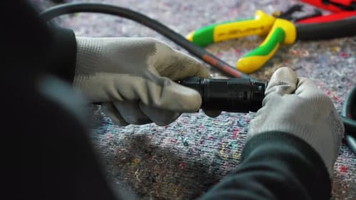 Eletricista preparando um cabo de extensão (macho).
